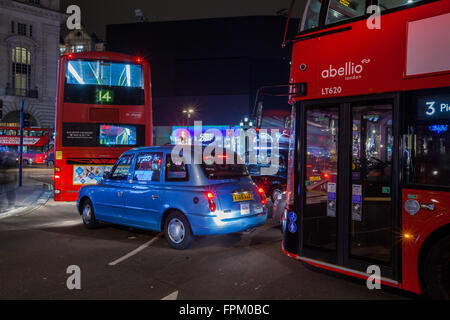 Londres, Royaume-Uni. Mar 19, 2016. Ce samedi 19 mars à 20h30, pour l'heure de la Terre, la lumière s'éteint pendant 1 heure dans certains des plus célèbre place de Londres, y compris Piccadilly Circus et son mur de la publicité. Credit : Remi Salva/Alamy Live News Banque D'Images