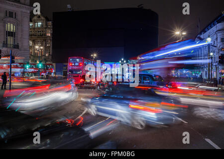 Londres, Royaume-Uni. Mar 19, 2016. Ce samedi 19 mars à 20h30, pour l'heure de la Terre, la lumière s'éteint pendant 1 heure dans certains des plus célèbre place de Londres, y compris Piccadilly Circus et son mur de la publicité. Credit : Remi Salva/Alamy Live News Banque D'Images