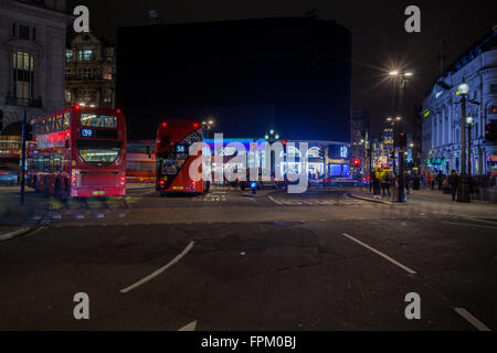 Londres, Royaume-Uni. Mar 19, 2016. Ce samedi 19 mars à 20h30, pour l'heure de la Terre, la lumière s'éteint pendant 1 heure dans certains des plus célèbre place de Londres, y compris Piccadilly Circus et son mur de la publicité. Credit : Remi Salva/Alamy Live News Banque D'Images