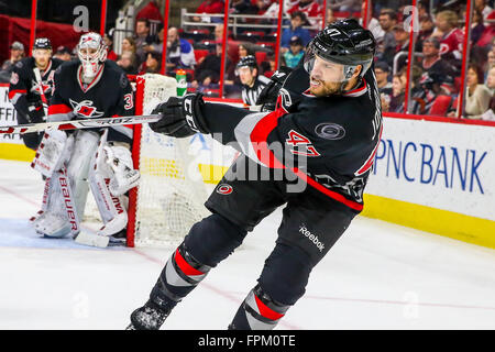 Raleigh, Caroline du Nord, USA. 28 Février, 2016. Les Hurricanes de la Caroline le défenseur Michal Jordan (47) au cours de la partie de la LNH entre le St Louis Blues et les Hurricanes de la Caroline au PNC Arena. © Andy Martin Jr./ZUMA/Alamy Fil Live News Banque D'Images