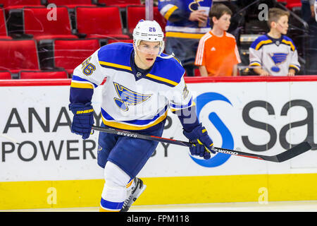 Raleigh, Caroline du Nord, USA. 28 Février, 2016. Blues de Saint-Louis centre Paul Stastny (26) au cours de la partie de la LNH entre le St Louis Blues et les Hurricanes de la Caroline au PNC Arena. © Andy Martin Jr./ZUMA/Alamy Fil Live News Banque D'Images