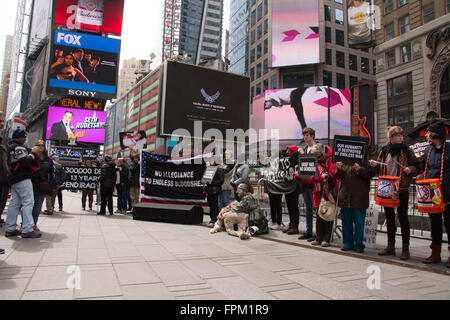 New York City, USA. 19 mars 2016. Une coalition anti-guerre et des activistes pour la justice sociale rassemblement à Time Square au centre de recrutement de l'armée américaine sur l'anniversaire du début de la guerre en Irak. Banque D'Images