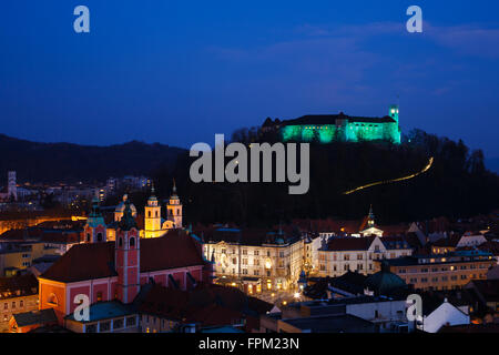 Le Château de Ljubljana, Slovénie. 19 mars, 2016. Vue du centre-ville de Ljubljana avec le Château de Ljubljana allumé en vert pour célébrer son statut de capitale verte européenne 2016, la Slovénie Crédit : Ian Middleton/Alamy Live News Banque D'Images