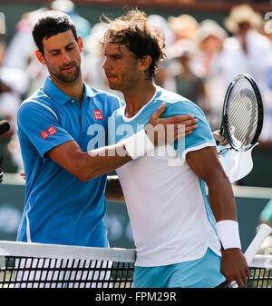 Indian Wells, en Californie, aux Etats-Unis. Mar 19, 2016. Novak Djokovic de Serbie(L) accueille Rafael Nadal de l'Espagne après leur demi-finale des célibataires hommes au BNP Paribas Open de tennis à Indian Wells (Californie) aux États-Unis, le 19 mars 2016. Djokovic a gagné 2-0. © Zhao Hanrong/Xinhua/Alamy Live News Banque D'Images