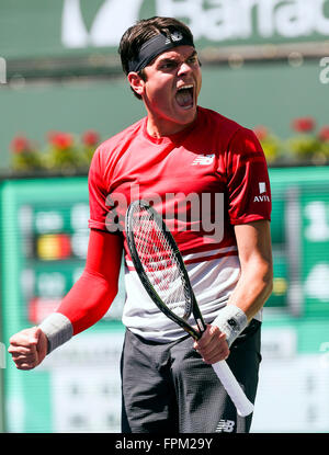 Indian Wells, en Californie, aux Etats-Unis. Mar 19, 2016. Milos Raonic du Canada célèbre pendant la demi-finale contre les hommes des célibataires David Goffin de Belgique au tournoi de tennis BNP Paribas Open à Indian Wells, en Californie, aux États-Unis, le 19 mars 2016. Raonic a gagné 2-1. © Zhao Hanrong/Xinhua/Alamy Live News Banque D'Images