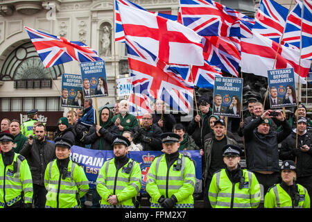 Londres, Royaume-Uni. 19 mars, 2016. Les membres du groupe d'extrême droite en Grande-Bretagne d'abord tenu une contre-manifestation pour le Stand Up au racisme mars à Piccadilly Circus. Credit : Mark Kerrison/Alamy Live News Banque D'Images