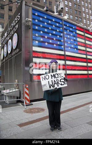 New York, USA. Mar 19, 2016. Coalition de groupes d'activistes, mars et ont une veillée silencieuse ce qui porte l'attention sur la destructivité hors de contrôle de l'accomplissement du militarisme américain rien de positif et déplaçant des sociétés entières, comme en Irak et en Syrie. Crédit : David Grossman/Alamy Live News Banque D'Images