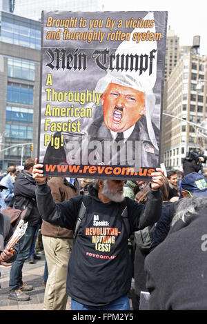 New York, États-Unis, 19 mars 2016 : Travis Morales de RevCom avec Mein Trumpf sign Crédit : Andrew Katz/Alamy Live News Banque D'Images