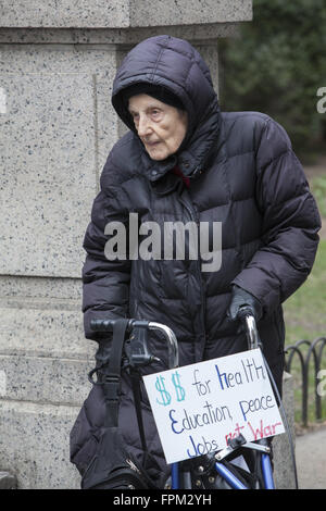 New York, USA. Mar 19, 2016. Coalition de groupes d'activistes, mars et ont une veillée silencieuse ce qui porte l'attention sur la destructivité hors de contrôle de l'accomplissement du militarisme américain rien de positif et déplaçant des sociétés entières, comme en Irak et en Syrie. Crédit : David Grossman/Alamy Live News Banque D'Images