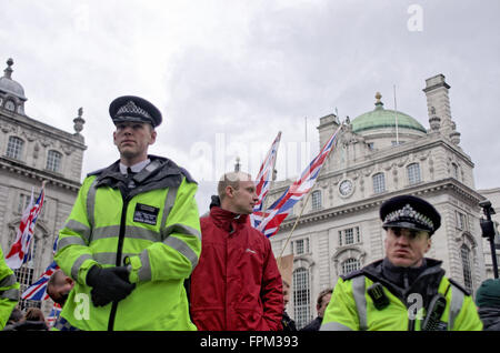 Londres, Royaume-Uni. Samedi 19 mars 2016. Protéger la police britannique un premier député de manifestants antifascistes. Banque D'Images