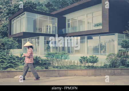 Saigon, Vietnam - 17 janvier 2014 : Woman in front of luxury real estate commercial billboard. Banque D'Images