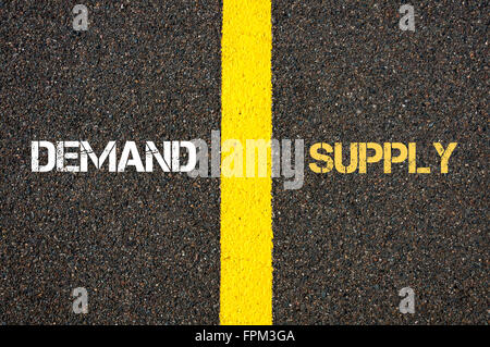 Antonyme concept de l'OFFRE ET LA DEMANDE écrit plus de tarmac, marquage routier peinture jaune ligne de séparation entre les mots Banque D'Images