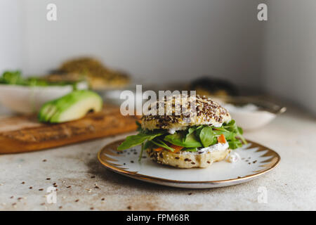 Bagels au fromage à la crème et de l'avocat Banque D'Images