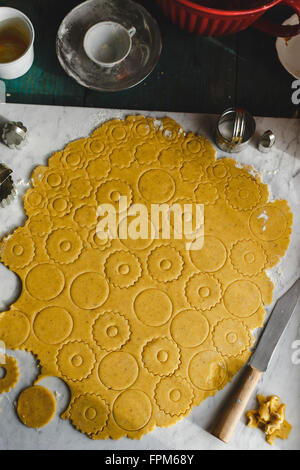 Linzer cookies au caramel sur bois et marbre Banque D'Images