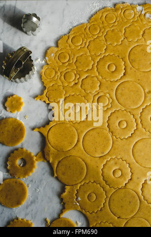 Linzer cookies au caramel sur bois et marbre Banque D'Images