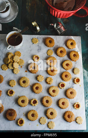 Linzer cookies au caramel sur bois et marbre Banque D'Images