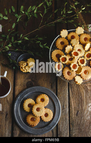 Linzer cookies au caramel sur bois et marbre Banque D'Images