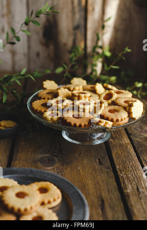 Linzer cookies au caramel sur bois et marbre Banque D'Images