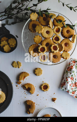 Linzer cookies au caramel sur bois et marbre Banque D'Images