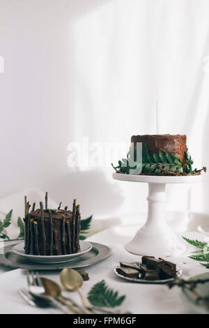 Gâteau au chocolat blanc sur le tableau Banque D'Images