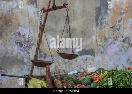 Blocage de la rue avec des légumes et des échelles vintage Banque D'Images