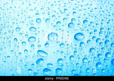 Nice résumé fond bleu avec beaucoup de gouttes d'eau sur le verre Banque D'Images