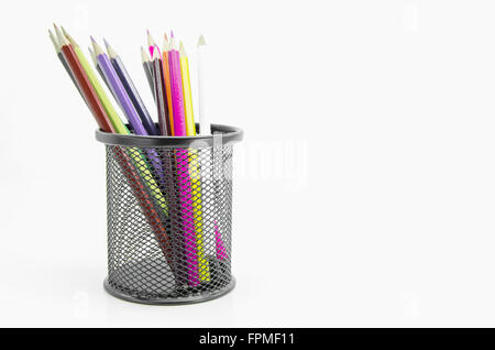 Stand de crayons colorés sur fond blanc. Banque D'Images