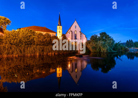 L'Allemagne, en Bavière, en Basse-franconie, Hammelburg, étang avec ville église paroissiale catholique Banque D'Images