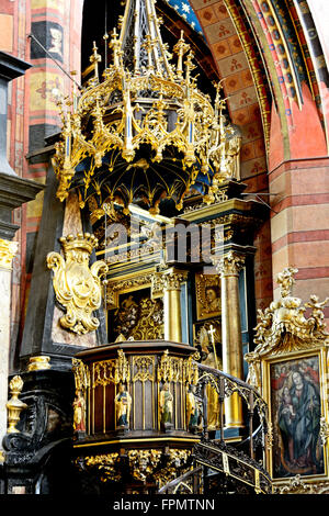La Pologne, de l'intérieur de l'église Sainte Marie de Cracovie Banque D'Images