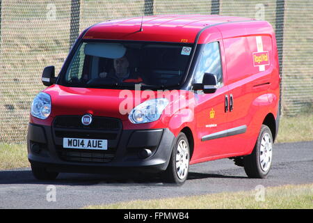 WO14 AUE, l'un Fiat Doblo van utilisés par la Royal Mail, service de livraison à l'Aéroport International de Prestwick Banque D'Images