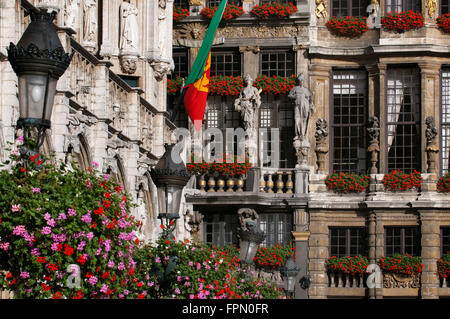 Certains des balcons et façades Louve, sac et brouette, à côté de l'Hôtel de Ville. (Hôtel de ville). Grand Place, Bruxelles, Belgique. Banque D'Images