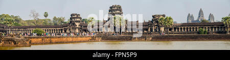 Angkhor Wat, Cambodge 12e siècle ville du temple du dieu des Rois, construit par le roi Suryavarman II, 1112-1152. Panorama avec les touristes Banque D'Images