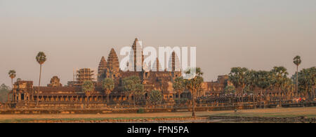 Angkhor Wat, 12e siècle ville du temple du dieu des Rois, construit par le roi Suryavarman II, 1112-1152. Grande soirée sunset panorama. Banque D'Images