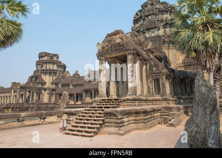 Angkhor Wat, Cambodge 12e siècle ville du temple du dieu des Rois, construit par le roi Suryavarman II, 1112-1152. Entrée principale Banque D'Images