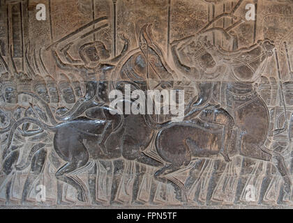 Angkhor Wat, Cambodge - Le 29 janvier 2016 : Bas-relief montrant des soldats sur des chevaux avec des épées dans l'armée de 11e siècle Suryavar Banque D'Images