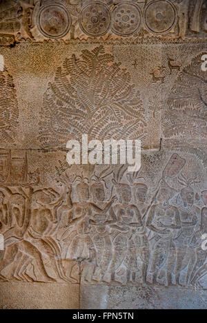 Angkhor Wat, Cambodge - Le 29 janvier 2016 : Bas-relief montrant l'épouse et de fonctionnaires de la 11e siècle, le Roi Suryavarmen II Banque D'Images