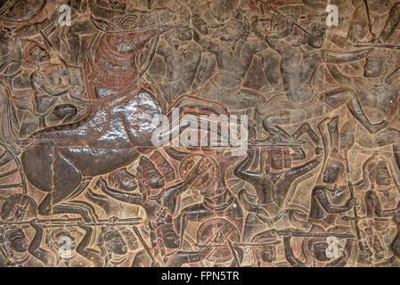 Angkhor Wat, Cambodge - Le 29 janvier 2016 : Bas-relief montrant la furieuse bataille de Kurushetra avec un élevage de chevaux et d'une voiture Banque D'Images