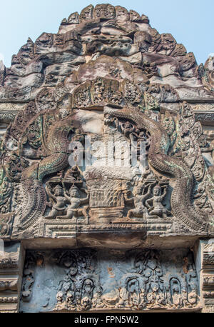 Soulagement dramatique avec des danseuses, des serpents, des animaux et des figures humaines et sur le temple de Banteay Samre, Cambodge Banque D'Images