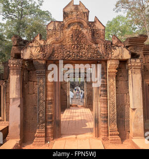 Entrée principale de la citadelle des femmes, Banteay Srei, Cambodge, AD 987 avec une passerelle et finement sculptée de rose Banque D'Images