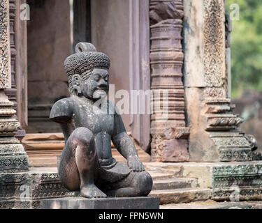 Gardien de l'agenouillement la citadelle des femmes, Banteay Srei, Cambodge, AD 987 Banque D'Images