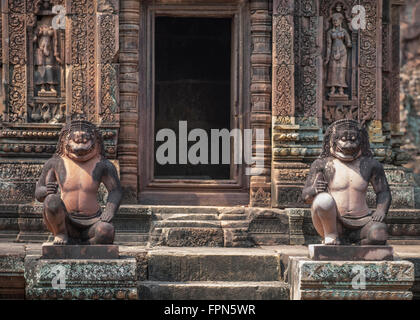 Gardiens de la Citadelle du démon de la femme, Banteay Srei, Cambodge, AD 987 Banque D'Images