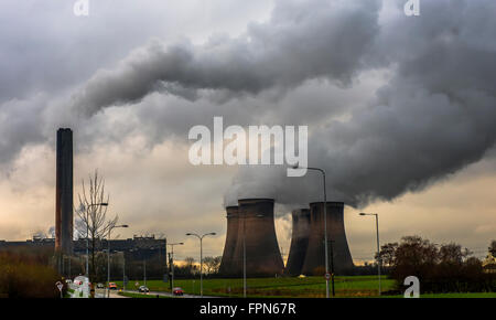 Widnes, Cheshire, Fiddler's Ferry coal powered power station à la fin de soirée en hiver avec des nuages de fumée à la cheminée et Banque D'Images