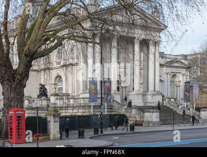 Londres, Angleterre - le 13 janvier 2016 : Façade de la galerie d'art Tate Britain avec une boîte de téléphone rouge vintage et les touristes au Banque D'Images