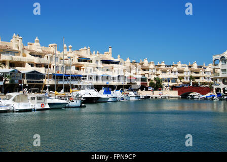 Vue sur les bateaux et bord de l'eau dans la zone de la marina, à Benalmadena, Costa del Sol, la province de Malaga, Andalousie, Espagne, Europe de l'Ouest. Banque D'Images