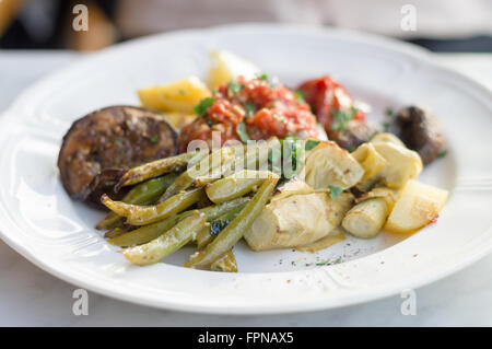 Plaque de légumes marinés de haricots verts et poivrons, artichauts frits et pommes de terre, aubergines grillées Banque D'Images