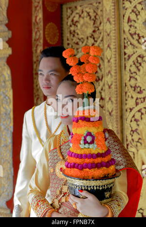 LUANG PRABANG, LAOS-Octobre 10, 2015 : nouveaux mariés posant devant le temple avant le mariage le 10 octobre, Luang Banque D'Images