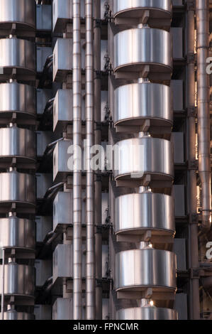 Bâtiment de la Lloyds metal surreal escalier balcon forme design à Londres UK Banque D'Images