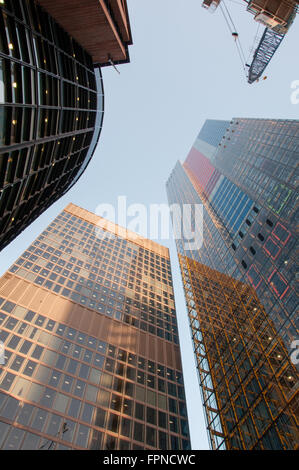 Grand verre metal gratte-ciel et de métal en haut de la grue de clear sky bleu à Londres UK Banque D'Images