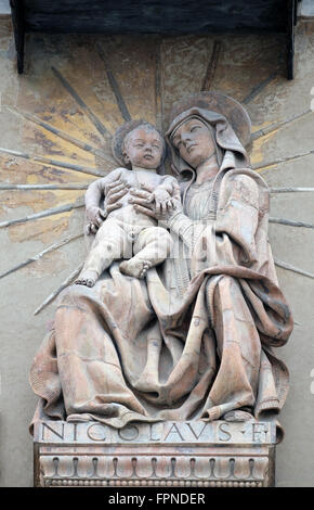 Nary vierge avec l'enfant Jésus statue sur façade de maison à Bologne, en Italie, le 04 juin, 2015 Banque D'Images