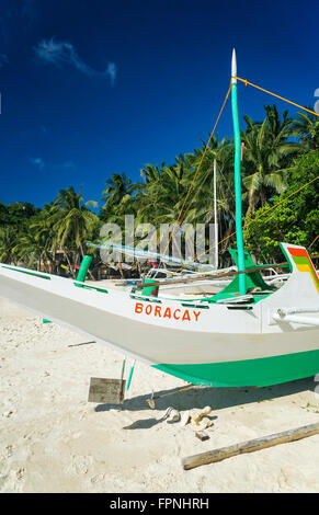 Bateau de pêche traditionnel sur la plage de puka en paradis tropical boracay philippines Banque D'Images